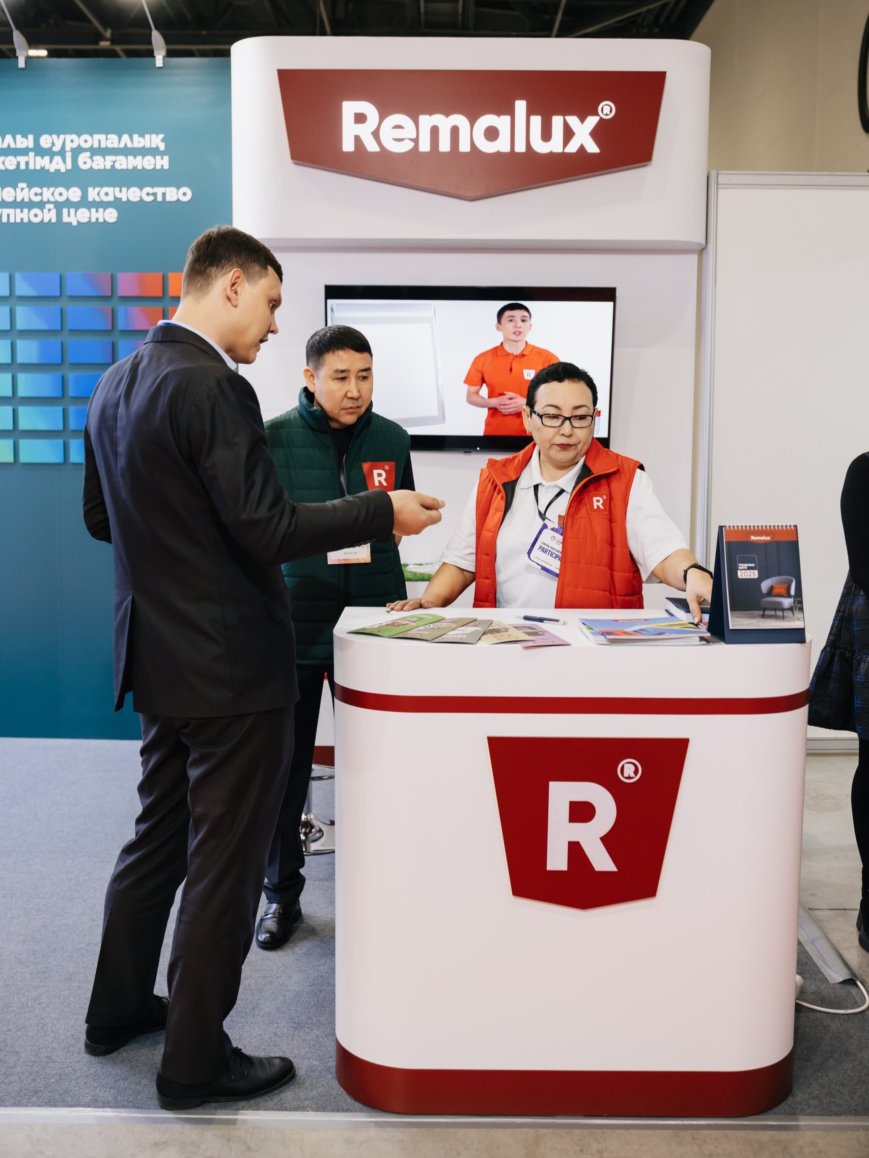 Посетители общаются на стенде Uzbekistan Coatings Show