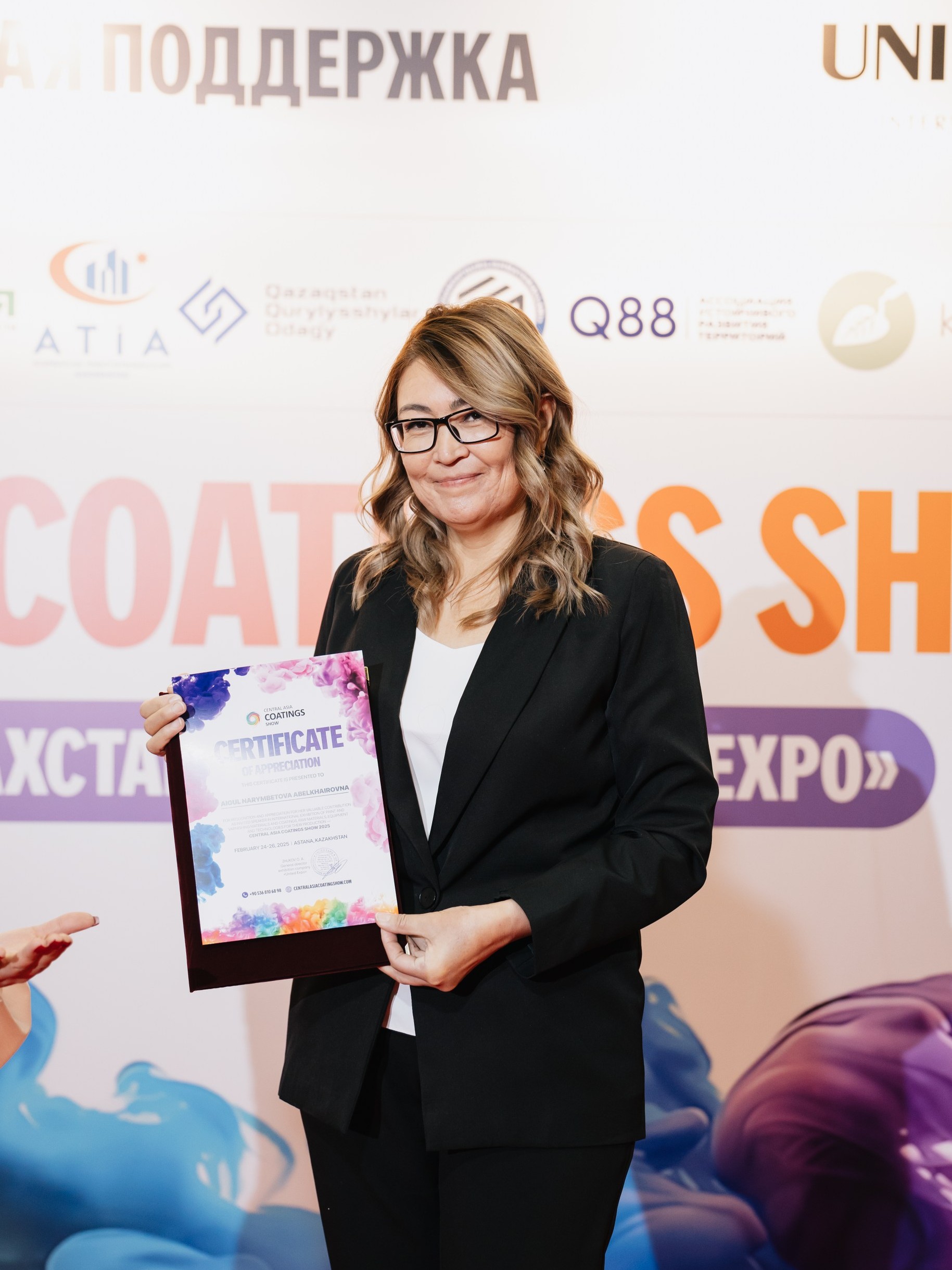 Вручение сертификата на Uzbekistan Coatings Show