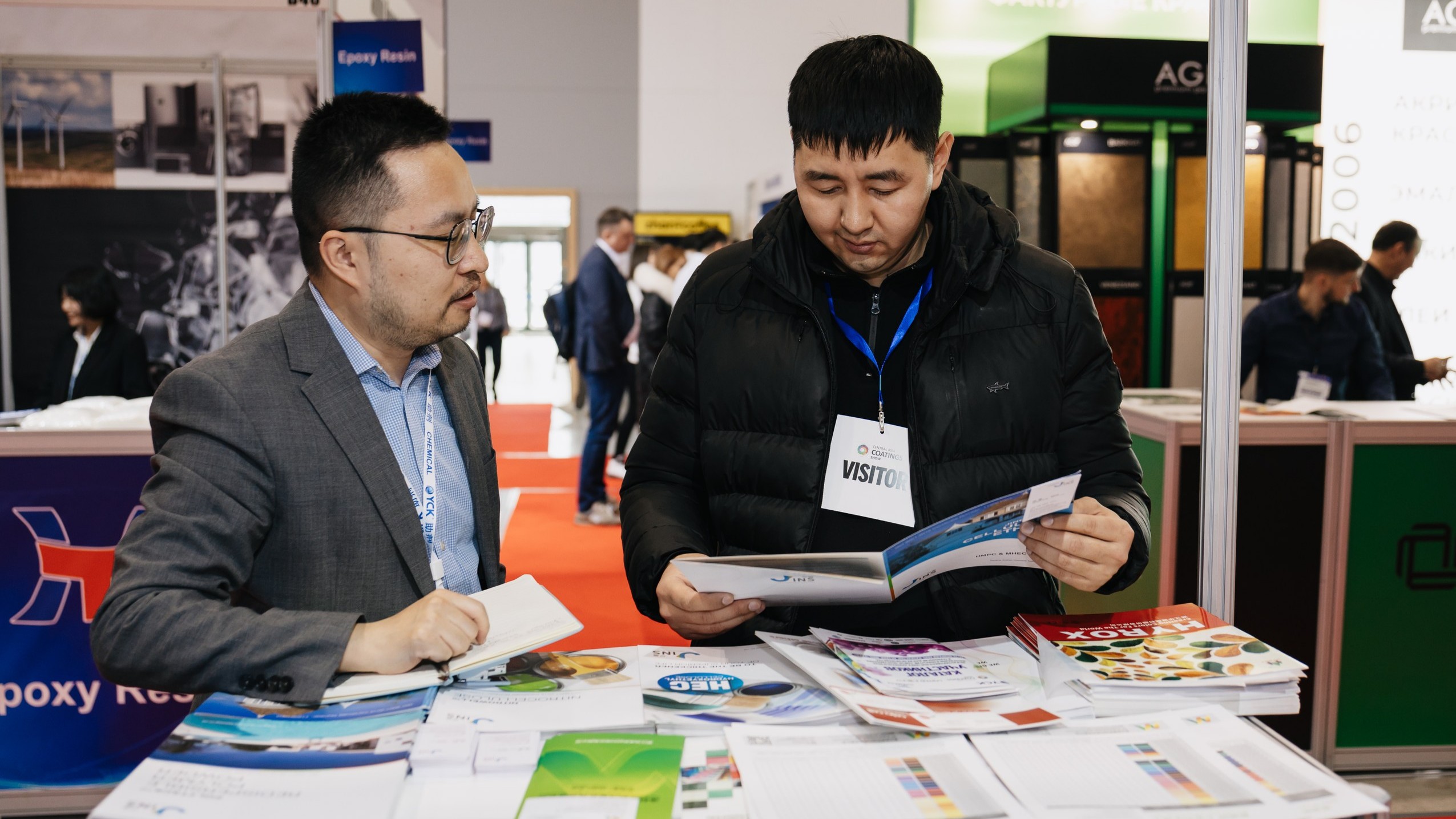 Посетитель с бейджем выставки Uzbekistan Coatings Show