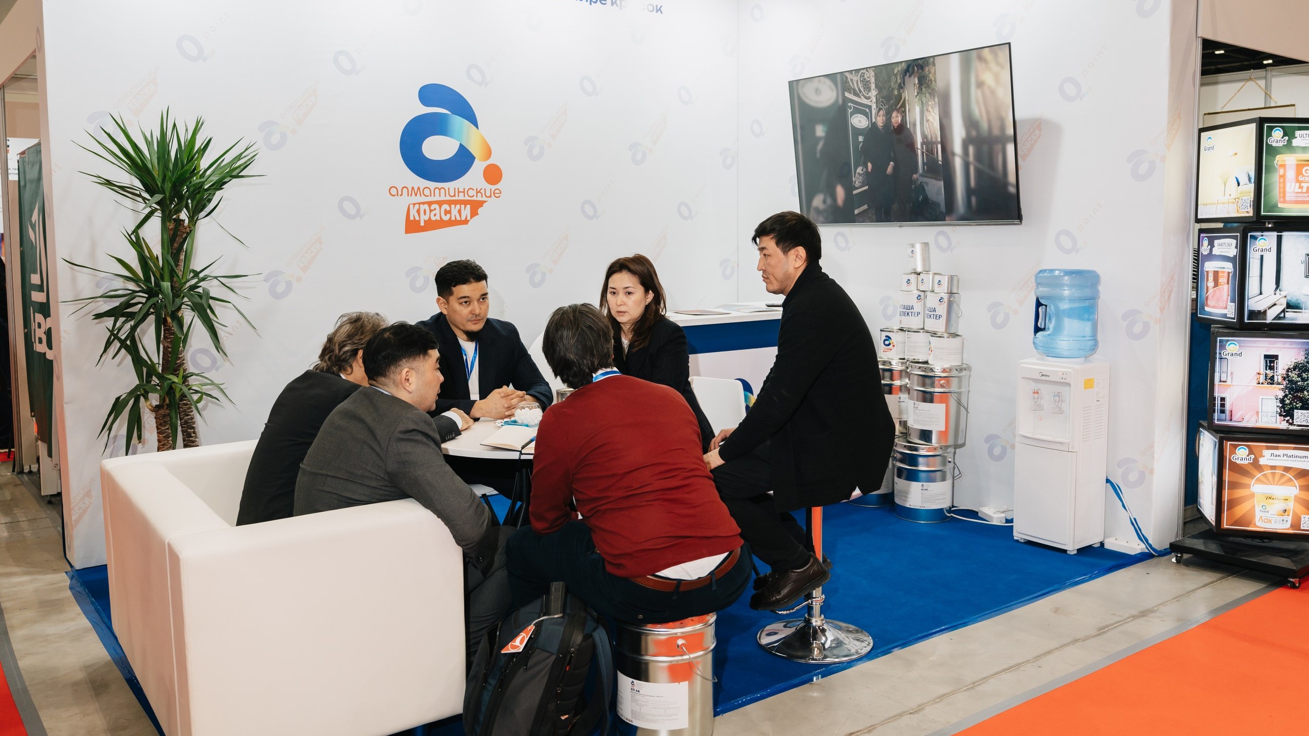 Посетители осматривают экспозицию Uzbekistan Coatings Show