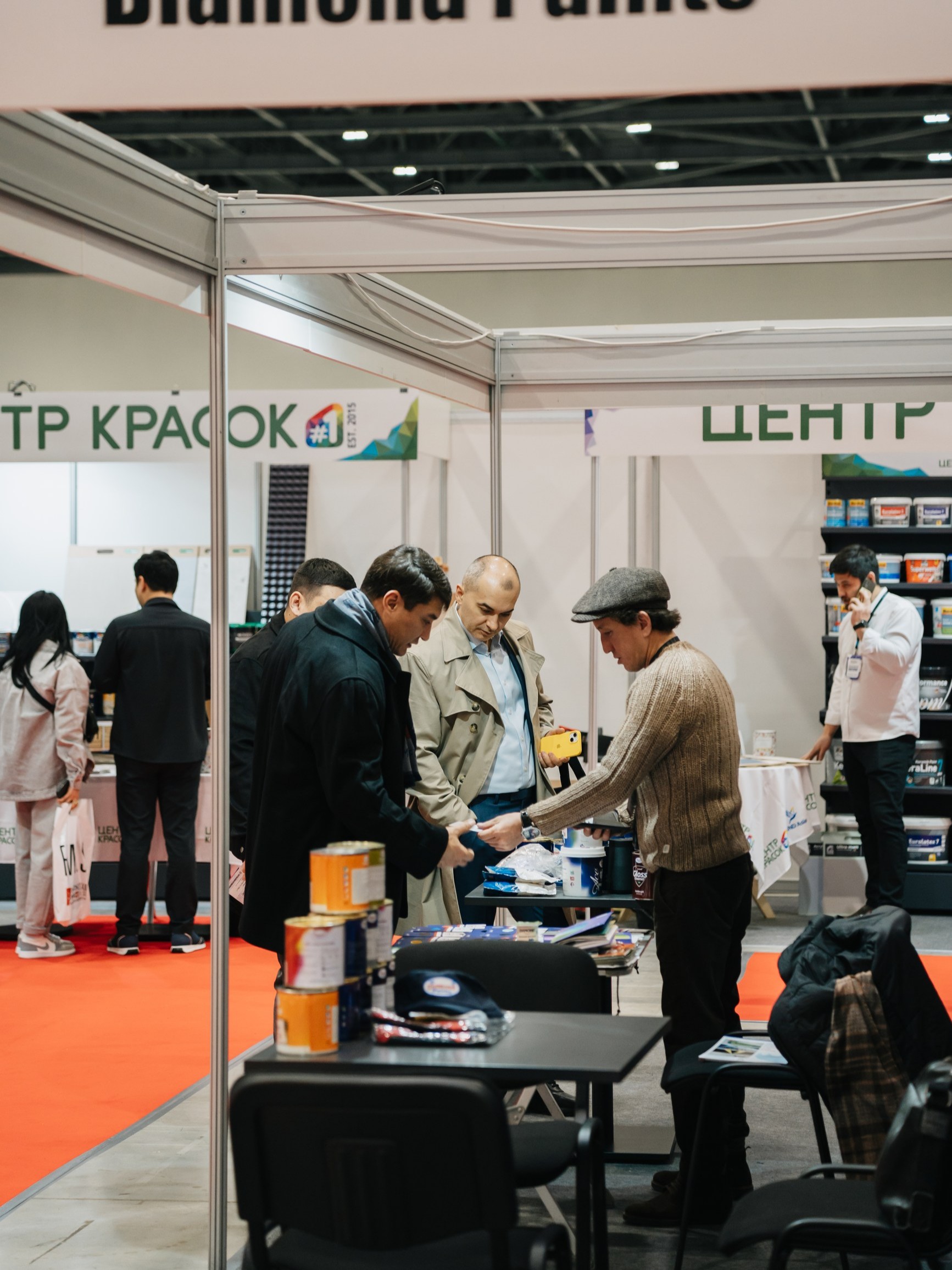 Переговоры участников выставки